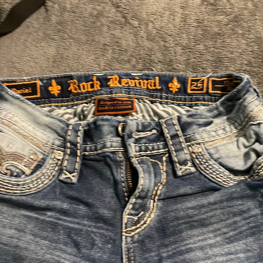 Mid rise skinny rock revival Dariel skinny jeans.